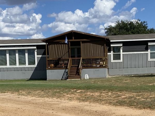316 County Road 775, Devine, TX 78016
