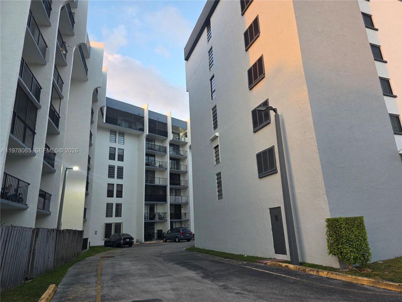 9688 Fontainebleau Blvd , Unit 307, Miami, FL 33172 Photo