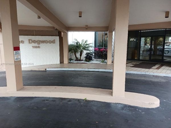 1100 St Charles Pl, Unit 213, Pembroke Pines, FL 33026