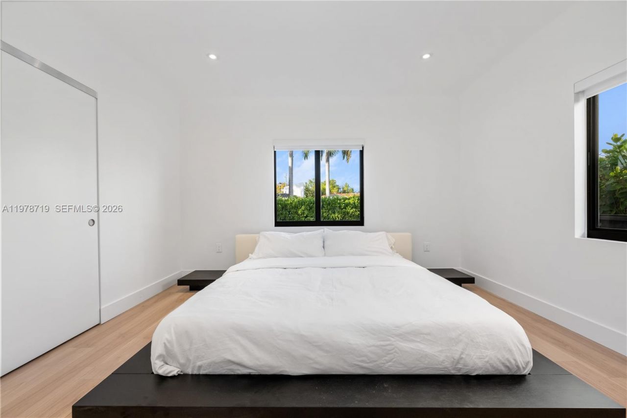 900 W 47th Ct , Miami Beach, FL 33140 Photo