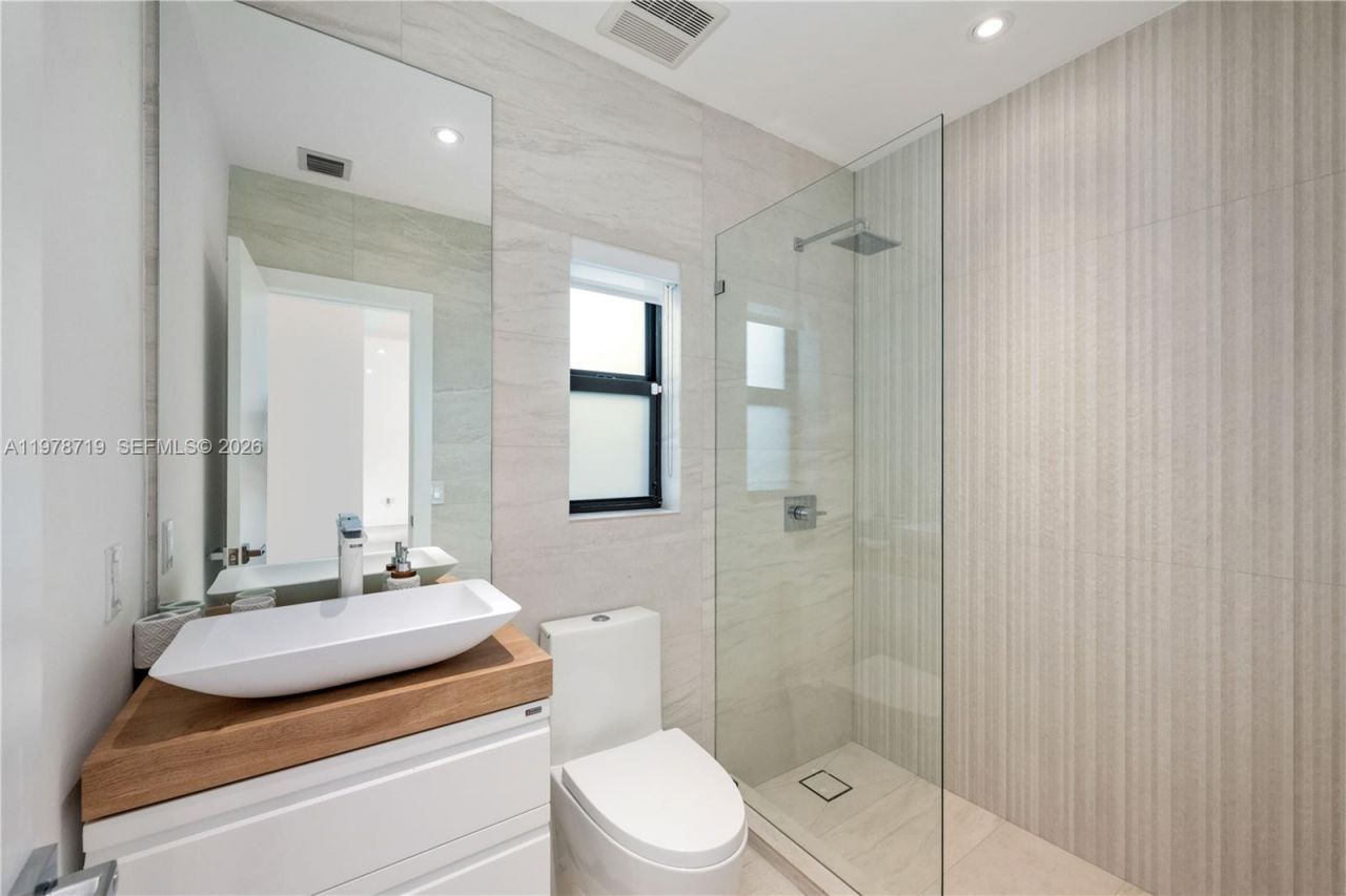 900 W 47th Ct , Miami Beach, FL 33140 Photo