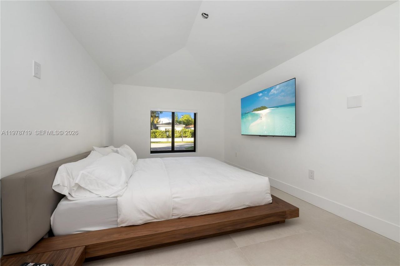 900 W 47th Ct , Miami Beach, FL 33140 Photo