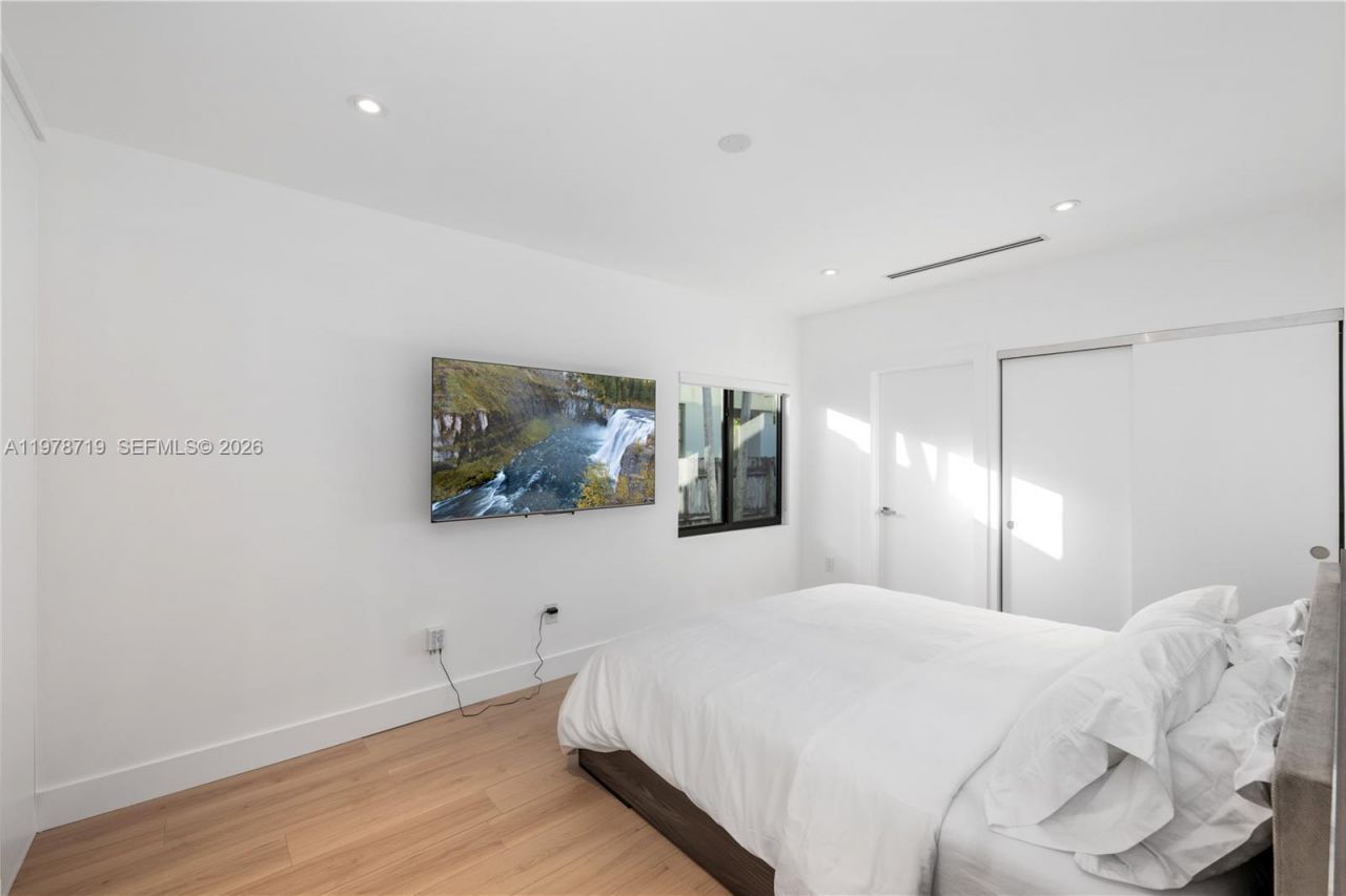 900 W 47th Ct , Miami Beach, FL 33140 Photo