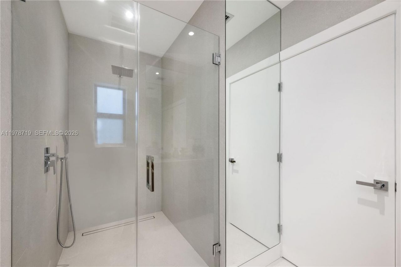 900 W 47th Ct , Miami Beach, FL 33140 Photo