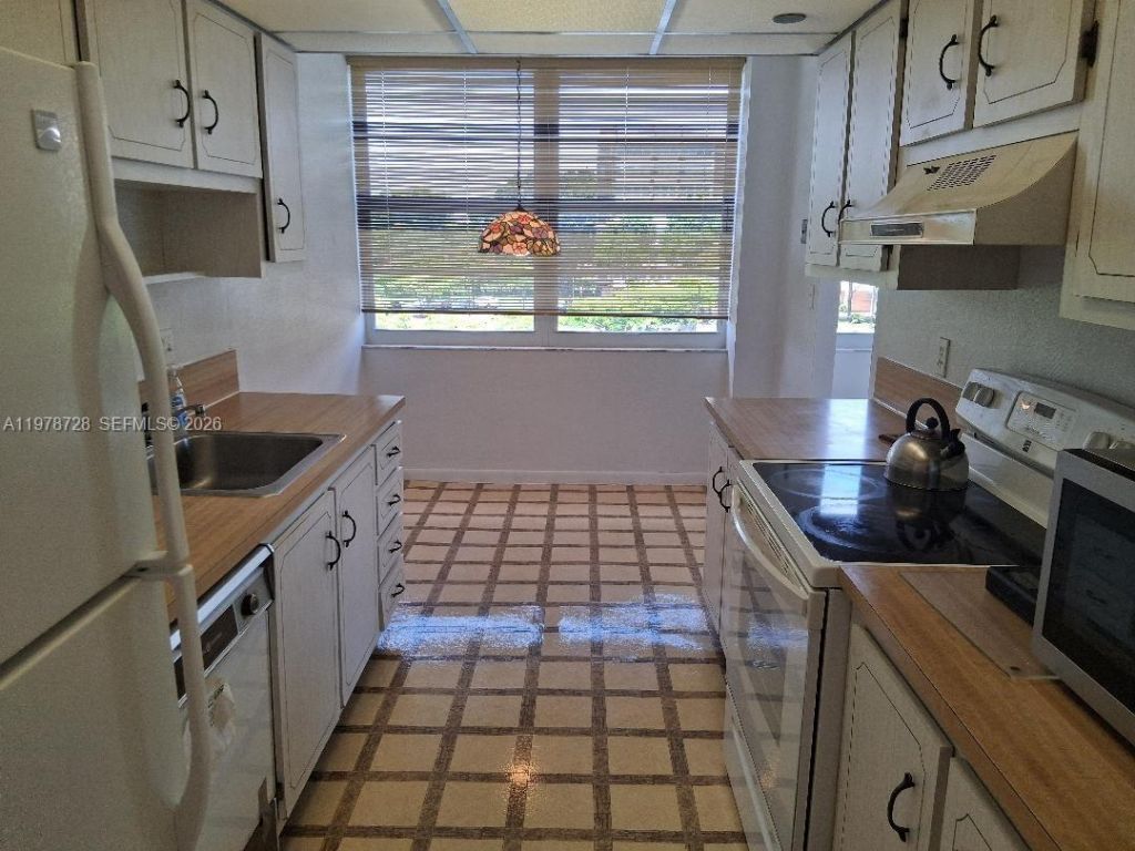 1300 St Charles Pl, Unit 419, Pembroke Pines, FL 33026 Photo