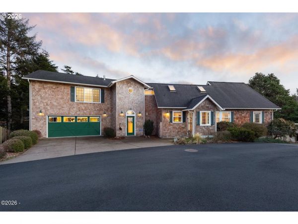 1004 SW 10th Place, Lincoln City, OR 97367