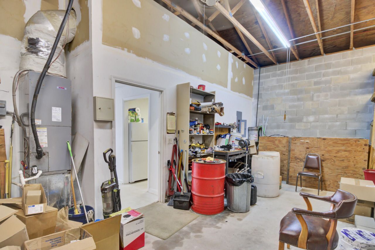 1950 Belgrade Avenue Photo 23