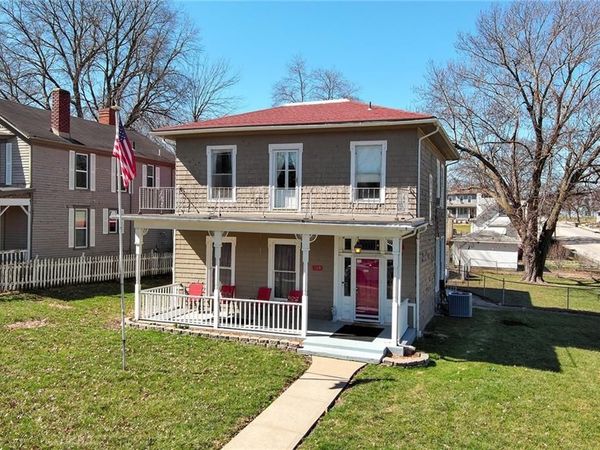 904 3rd Avenue, Leavenworth, KS 66048