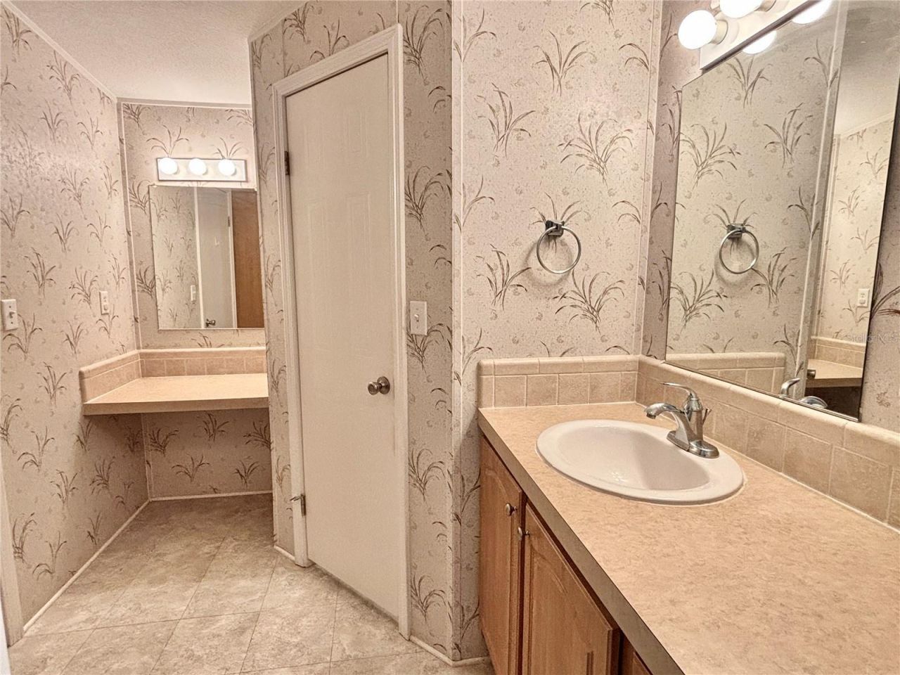 136 Americana Court Ne, Unit 230, Saint Petersburg, FL 33702 Photo