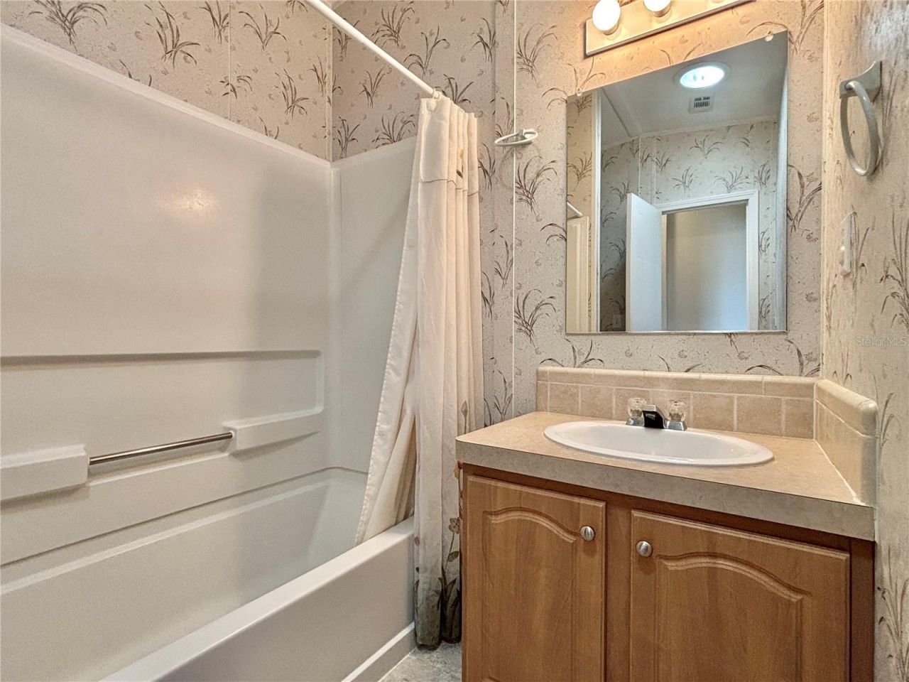 136 Americana Court Ne, Unit 230, Saint Petersburg, FL 33702 Photo