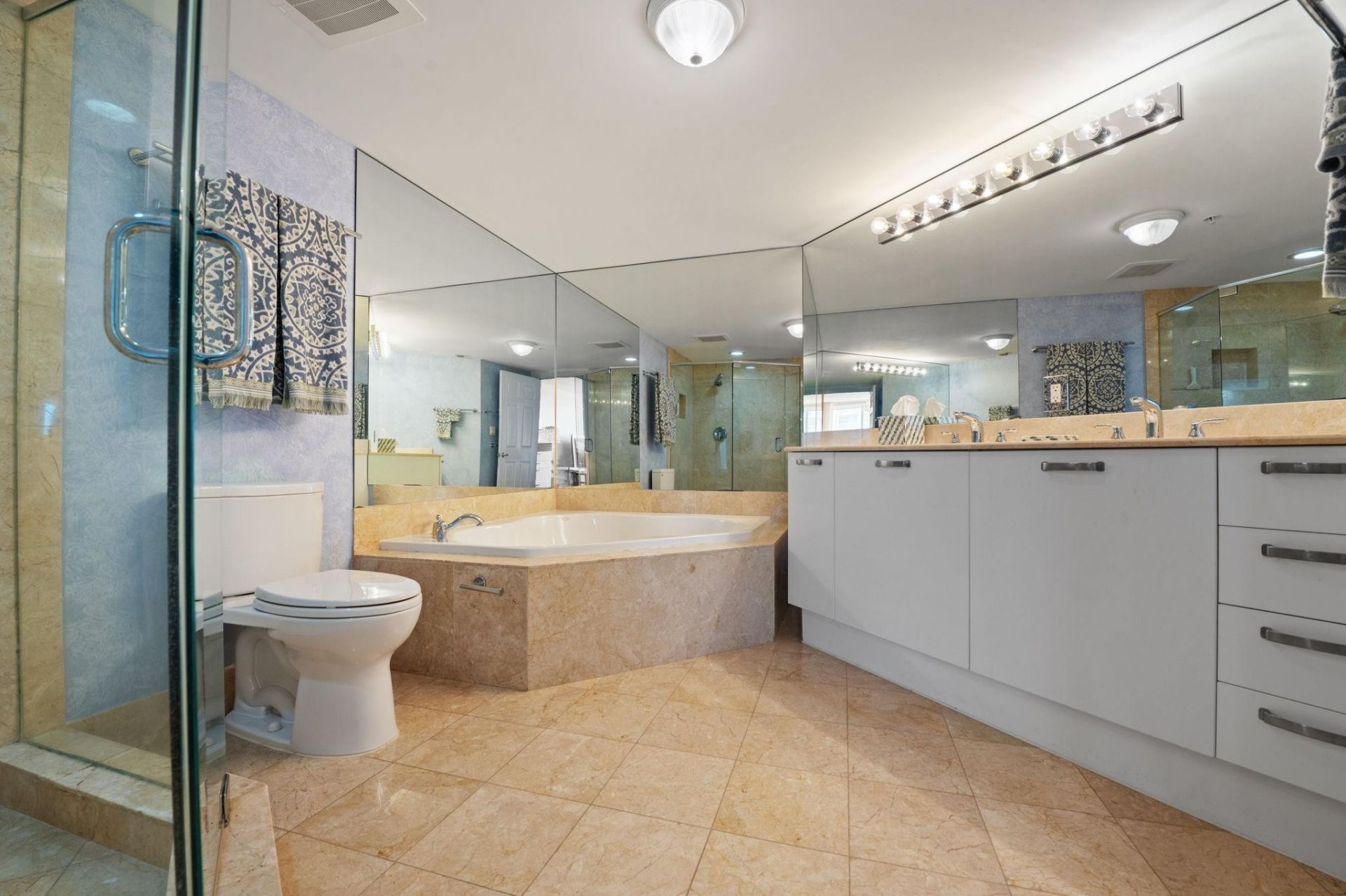 2001 N Ocean Boulevard, Unit 605, Fort Lauderdale, FL 33305 Photo