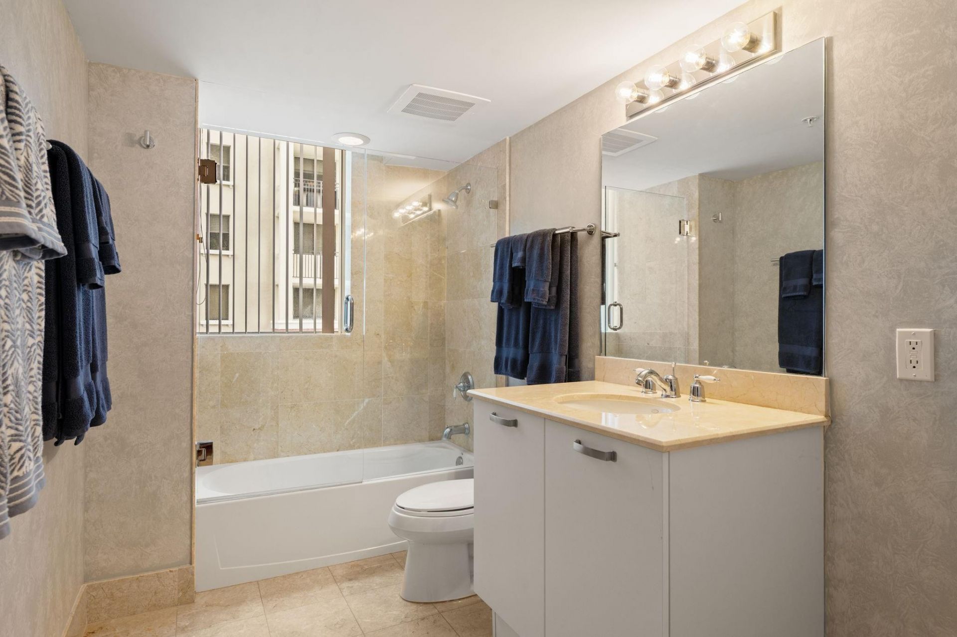 2001 N Ocean Boulevard, Unit 605, Fort Lauderdale, FL 33305 Photo