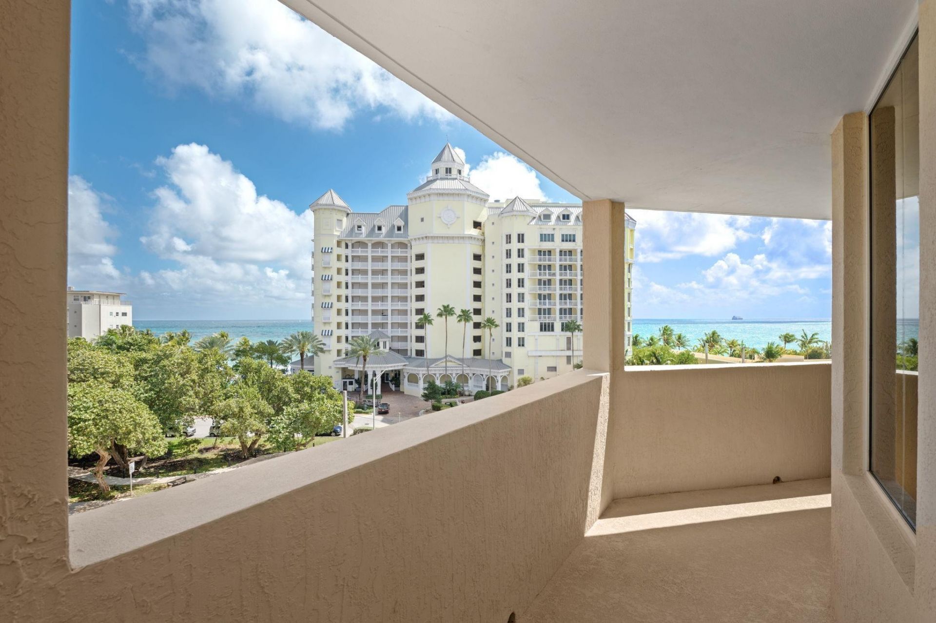 2001 N Ocean Boulevard, Unit 605, Fort Lauderdale, FL 33305 Photo