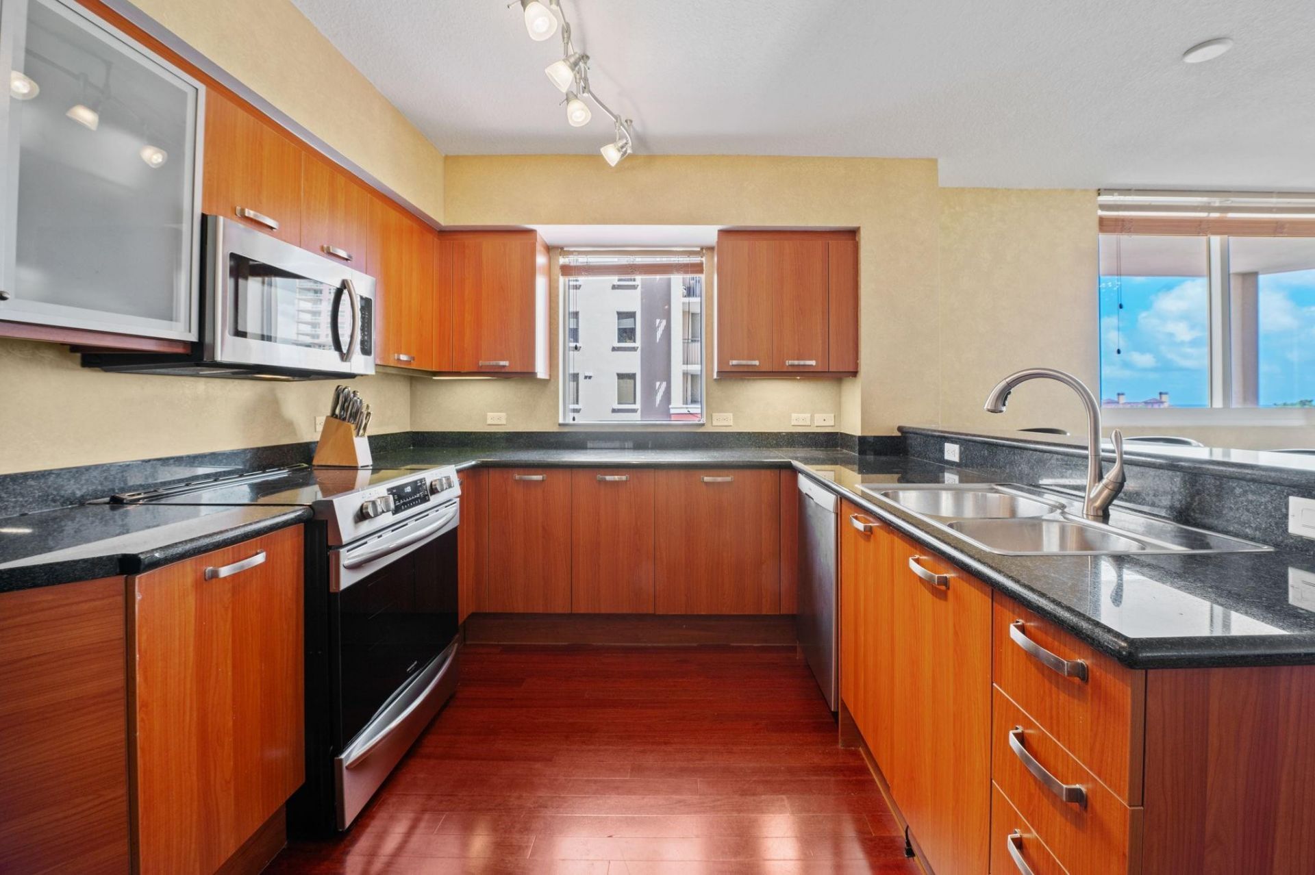 2001 N Ocean Boulevard, Unit 605, Fort Lauderdale, FL 33305 Photo
