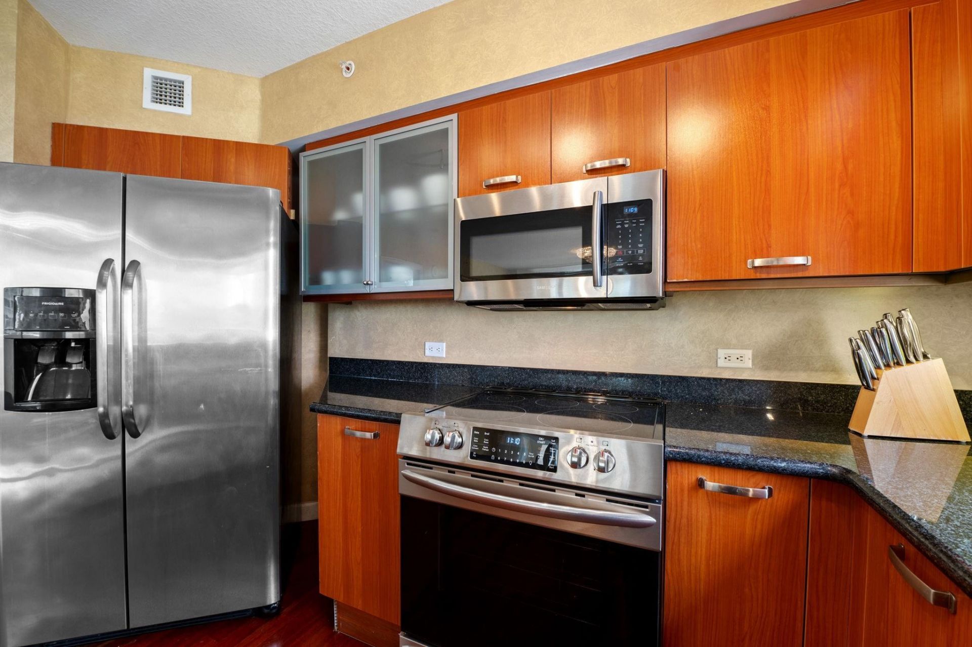 2001 N Ocean Boulevard, Unit 605, Fort Lauderdale, FL 33305 Photo