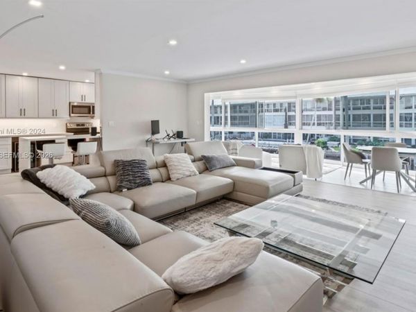 3050 NE 48th St, Unit 207, Fort Lauderdale, FL 33308