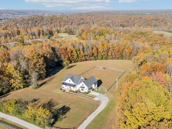 890 Hackberry Ln , Nunnelly, TN 37137