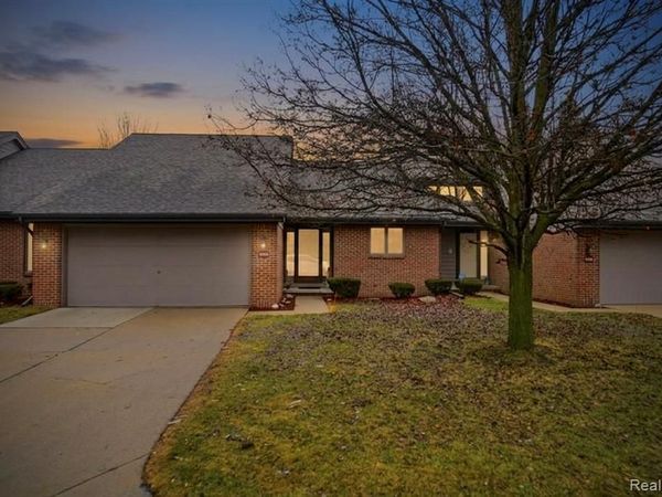 45530 Meadows Square, Macomb Twp, MI 48044