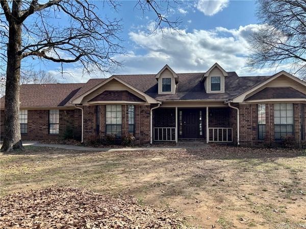 2305 NW meadowlake, Conway, AR 72032