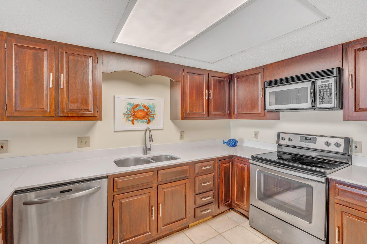 1001 W Ocean Drive, Unit 1-204, Key Colony, FL 33051 Photo