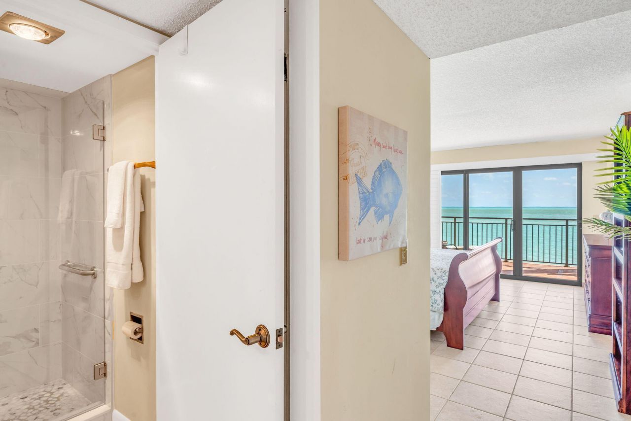 1001 W Ocean Drive, Unit 1-204, Key Colony, FL 33051 Photo