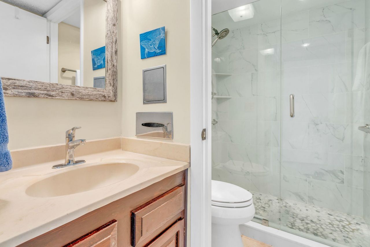 1001 W Ocean Drive, Unit 1-204, Key Colony, FL 33051 Photo