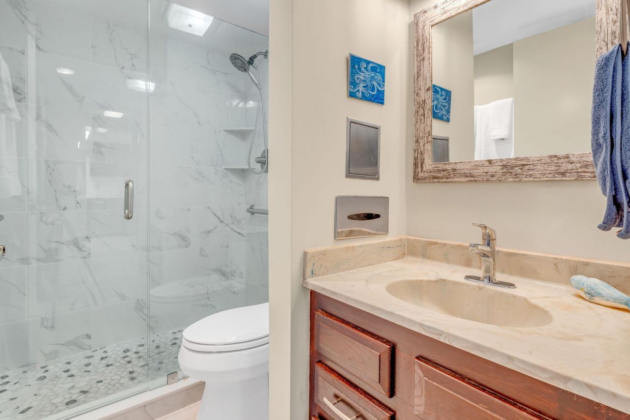 1001 W Ocean Drive, Unit 1-204, Key Colony, FL 33051 Photo