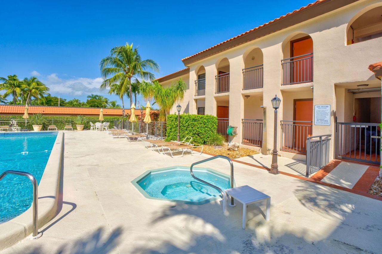 1001 W Ocean Drive, Unit 1-204, Key Colony, FL 33051 Photo