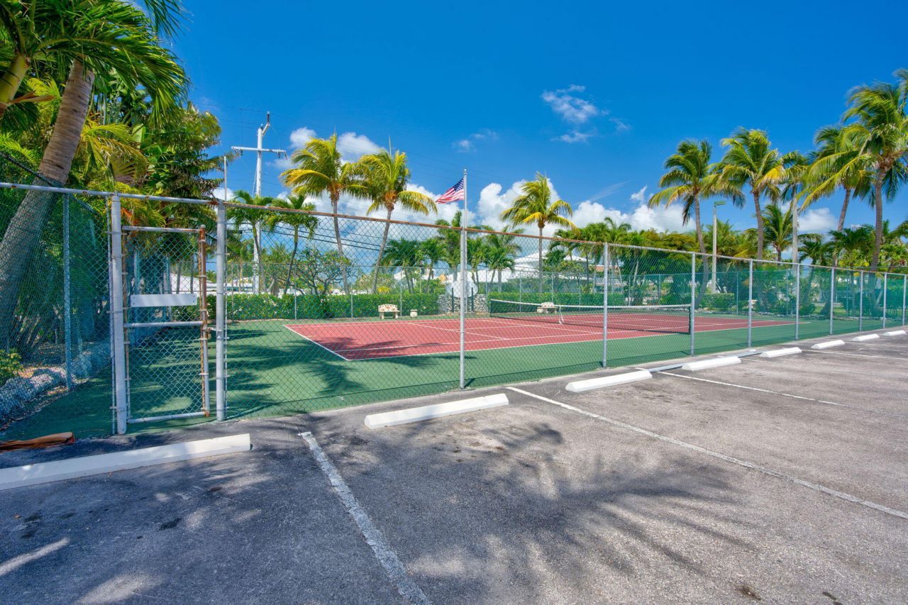 1001 W Ocean Drive, Unit 1-204, Key Colony, FL 33051 Photo