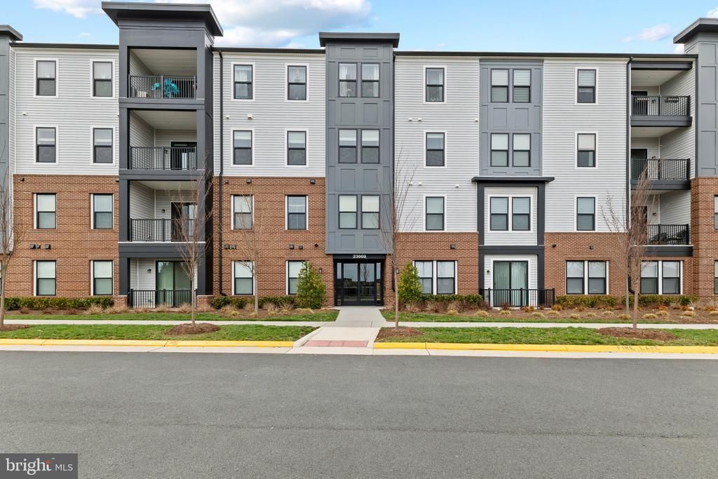 23669 Golden Embers Square, Unit 204, Ashburn, VA 20148 Main Photo