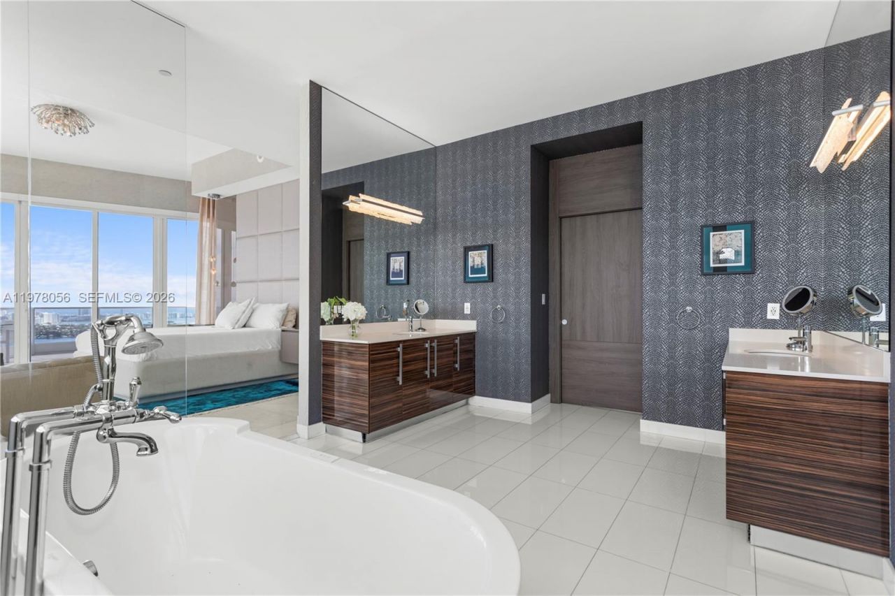 2020 N Bayshore Dr, Unit PH 4702, Miami, FL 33137 Photo