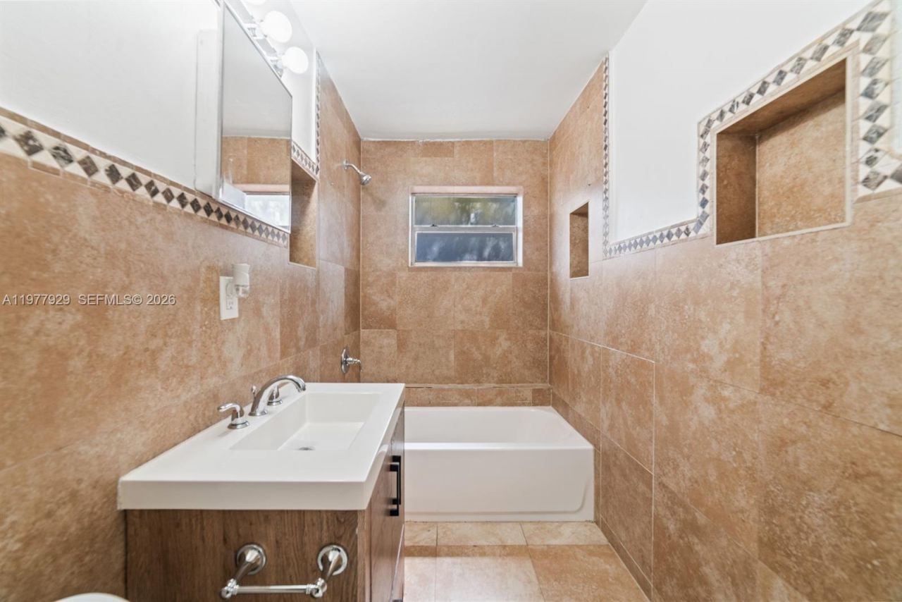 16170 NE 18th Pl , Unit 16170, North Miami Beach, FL 33162 Photo