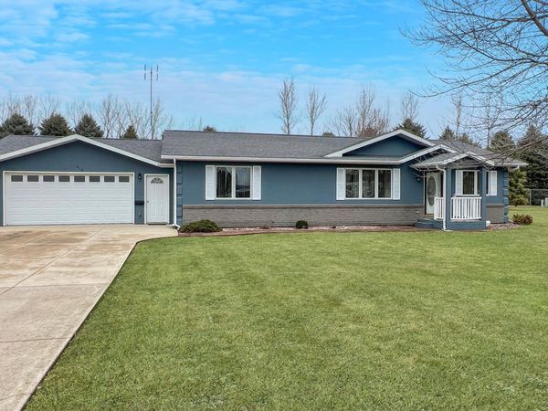 818 E 2nd Street N, Truman, MN 56088