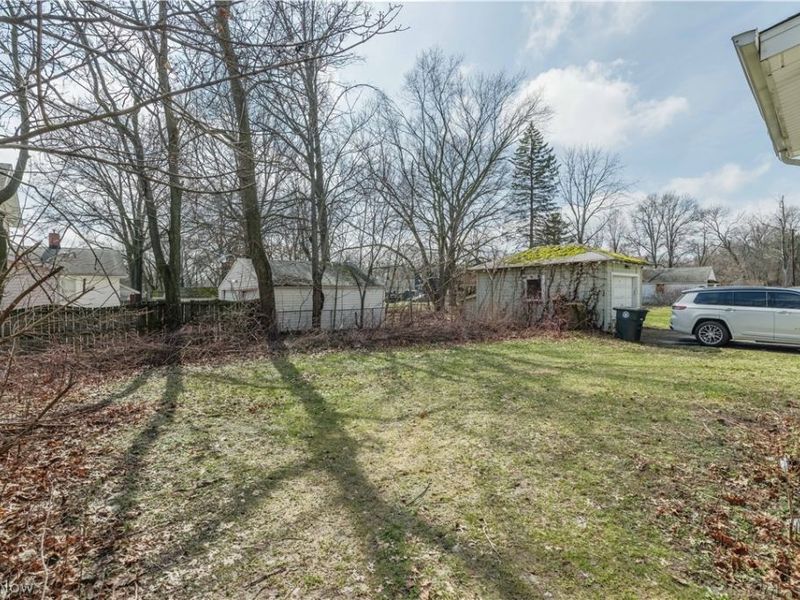 884 Lovers Lane , Akron, OH 44306 Photo 10