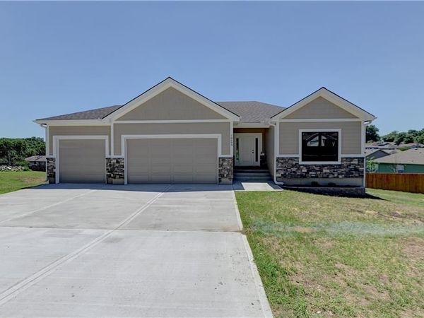 18699 E Bundschu Road, Independence, MO 64056
