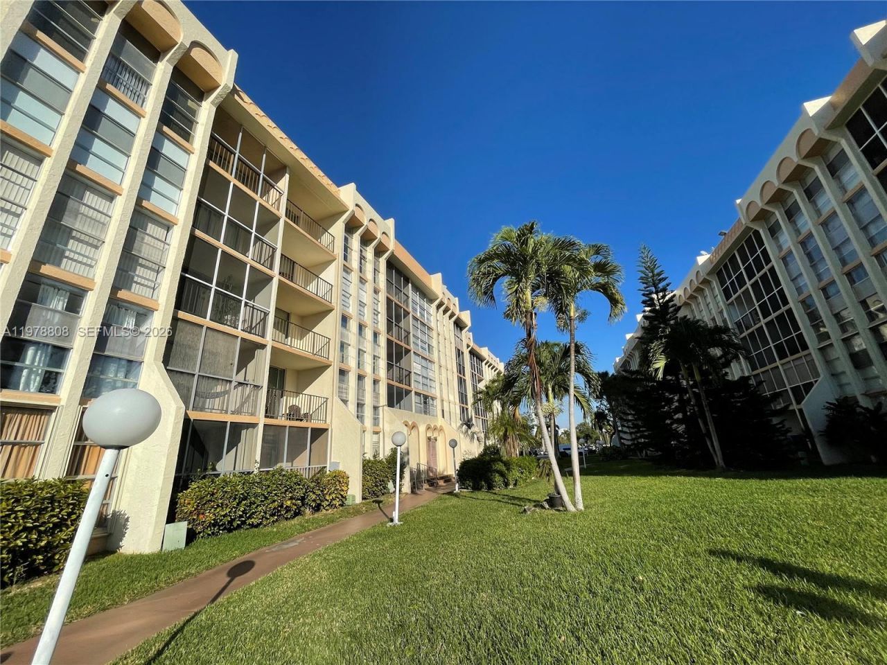 851 Three Islands Blvd, Unit 109, Hallandale Beach, FL 33009 Photo