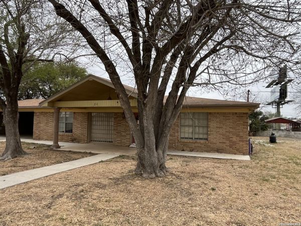 211 E Alamo, Carrizo Springs, TX 78834
