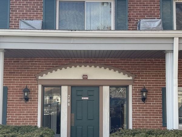 706 E Algonquin Road , Unit 204, Arlington Heights, IL 60005