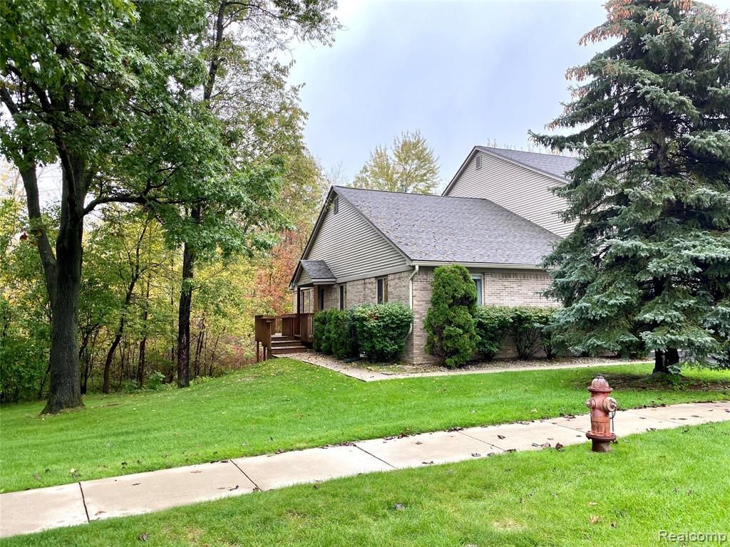 1099 Old Leake Court, Holly Vlg, MI 48442 Main Photo