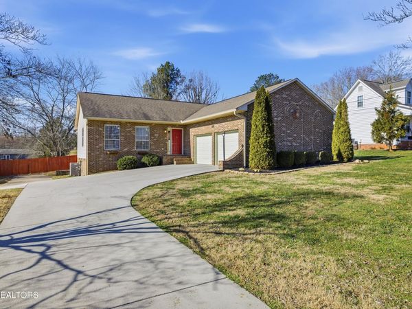 1554 Crooked Oak Drive, Lenoir City, TN 37771