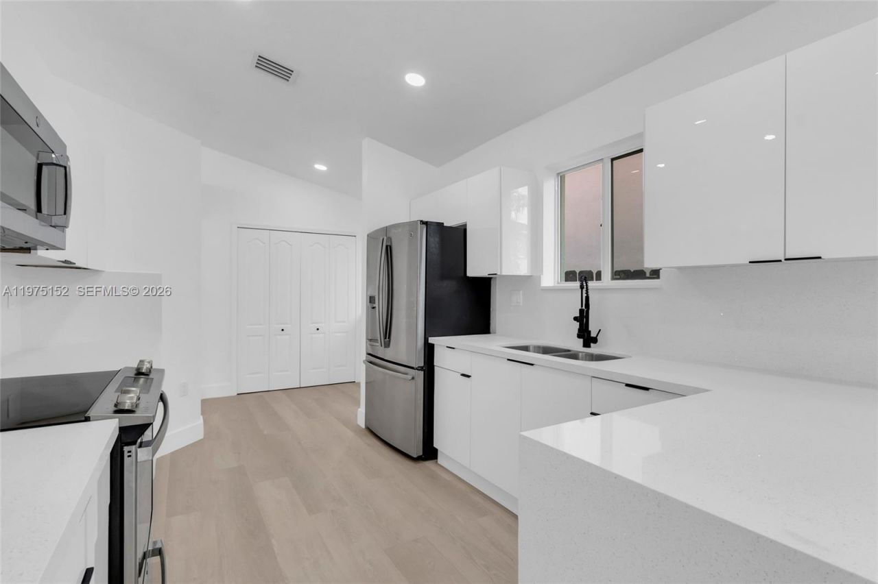 16333 SW 68th Ter, Miami, FL 33193 Photo