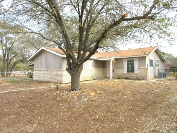 301 Mockingbird, Devine, TX 78016