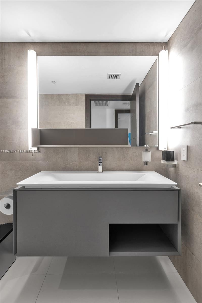 31 SE 5th St, Unit 407, Miami, FL 33131 Photo