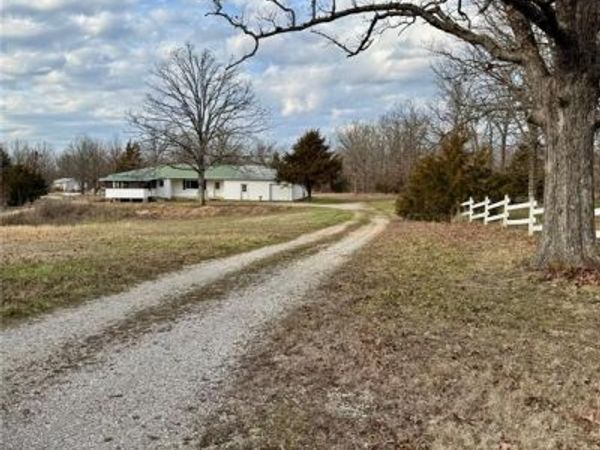12811 Highway 64 , Lebanon, MO 65536