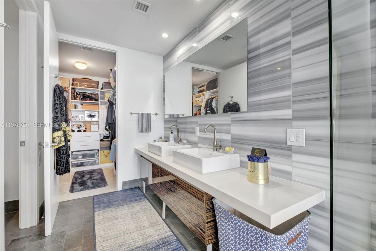 1100 Biscayne Blvd , Unit 4002, Miami, FL 33132 Photo