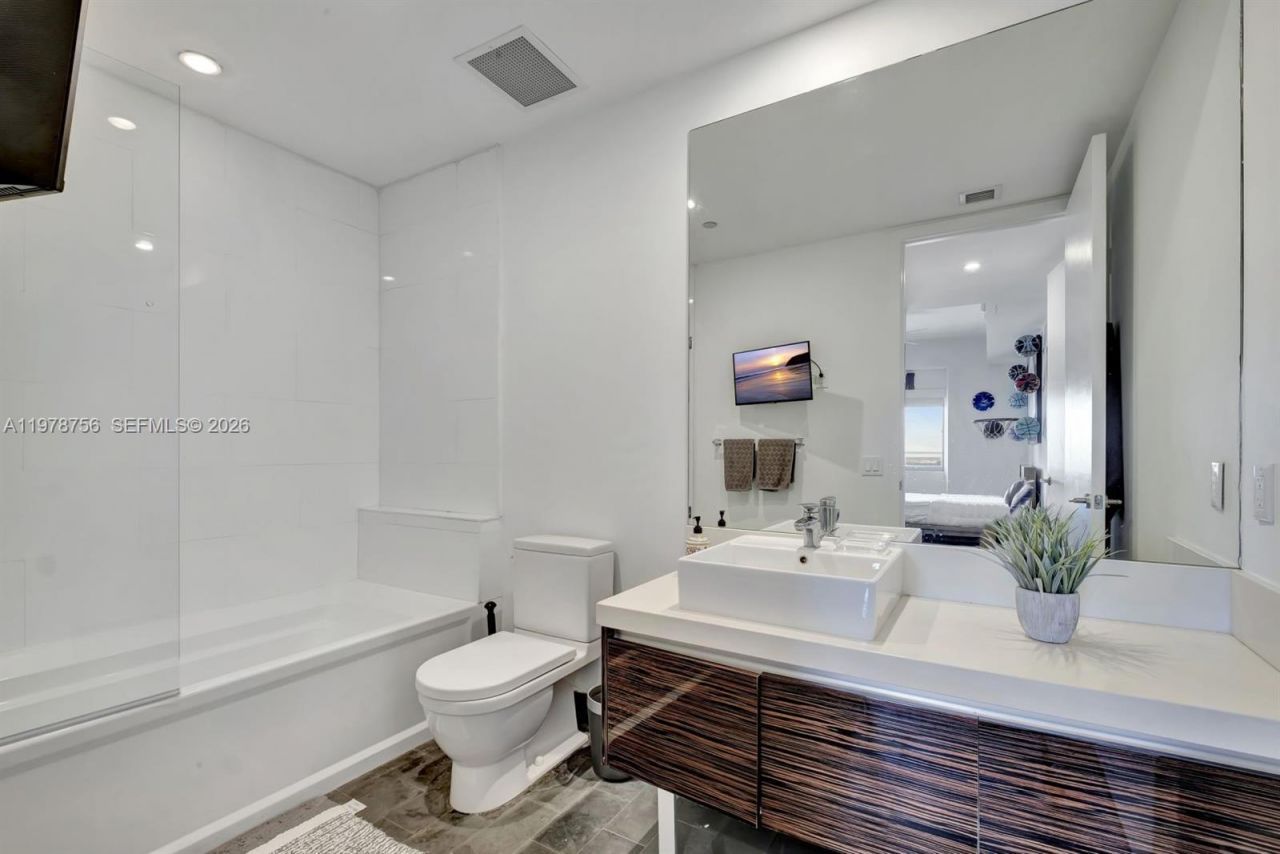 1100 Biscayne Blvd , Unit 4002, Miami, FL 33132 Photo