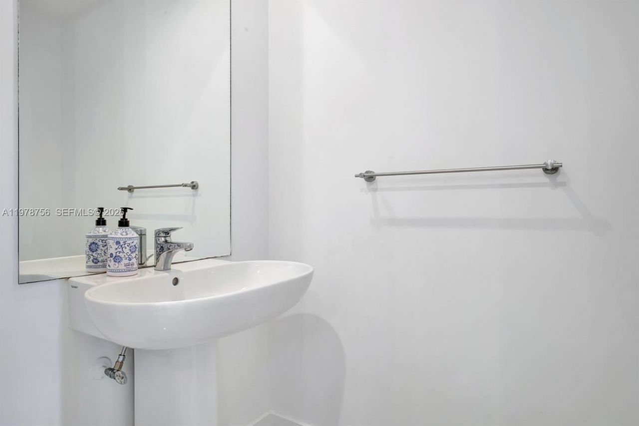 1100 Biscayne Blvd , Unit 4002, Miami, FL 33132 Photo