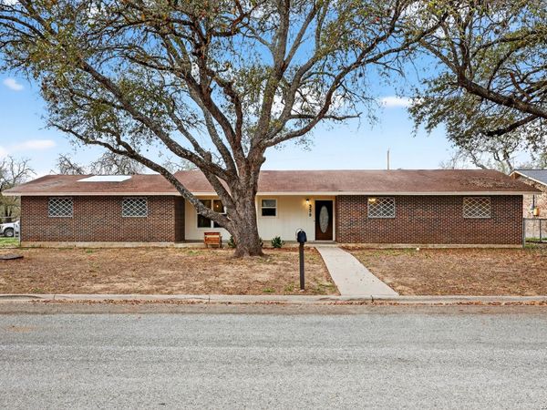 330 Chaparral, Pleasanton, TX 78064