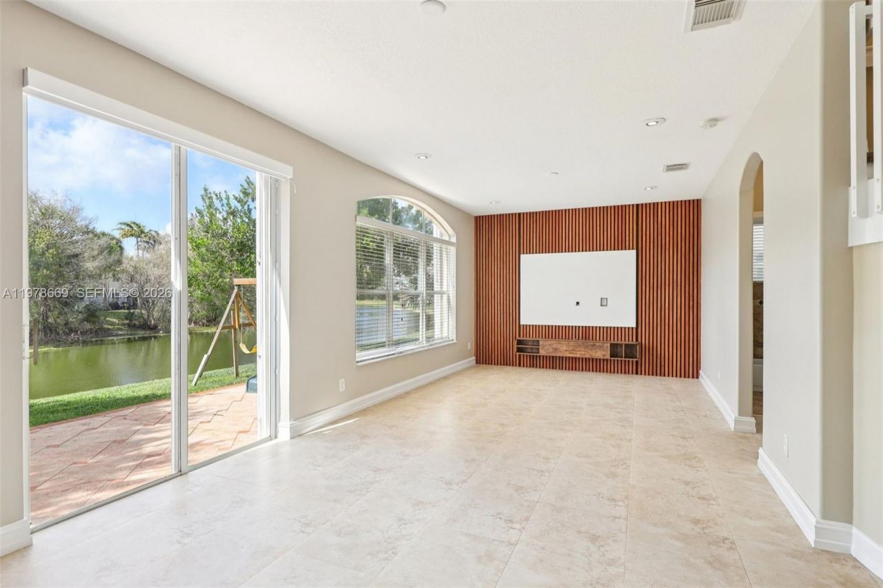 2142 NW 77th Ter , Pembroke Pines, FL 33024 Photo