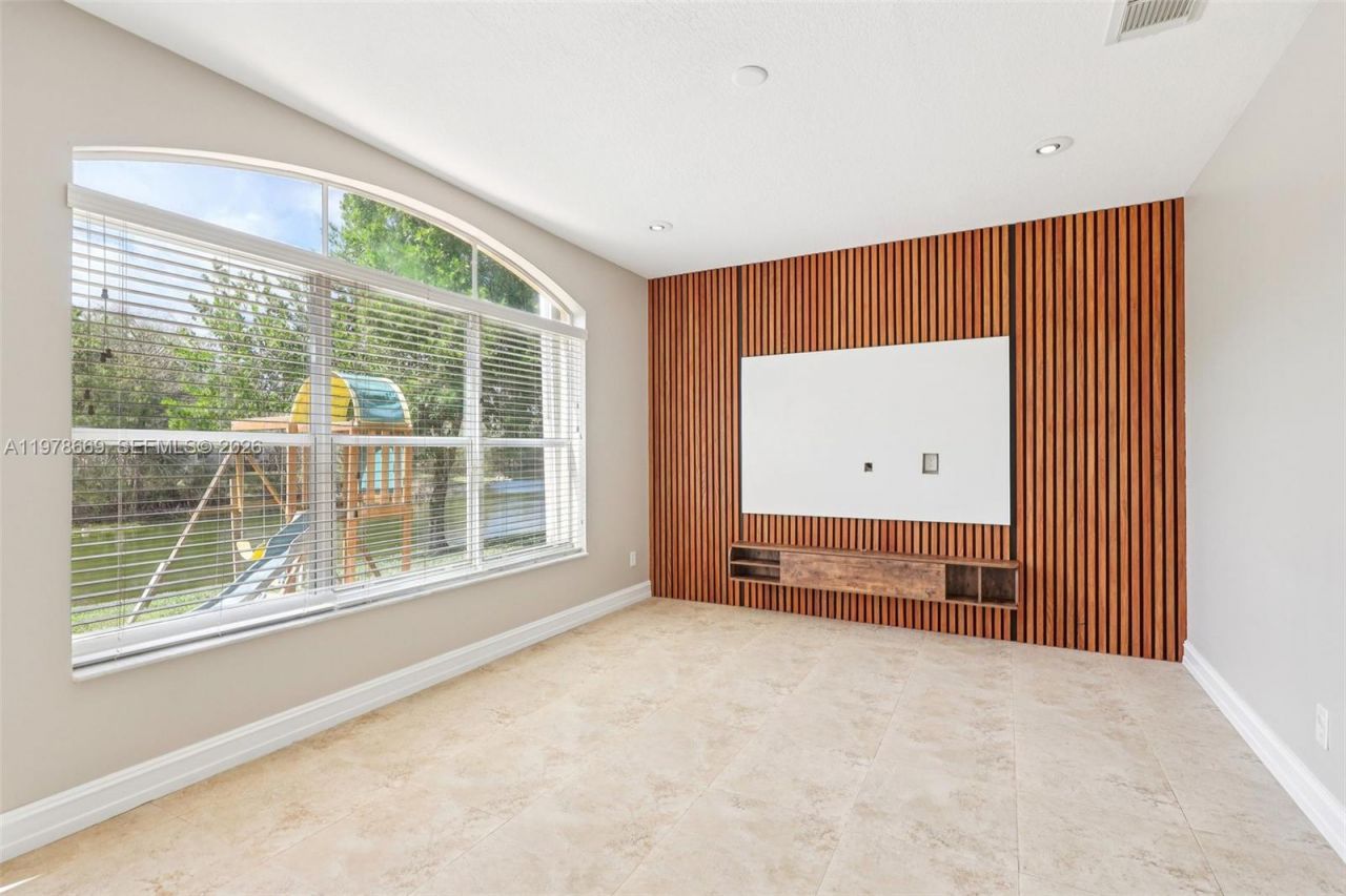 2142 NW 77th Ter , Pembroke Pines, FL 33024 Photo